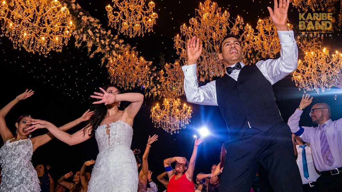 Novios bailando en su boda en Lima con invitados y música en vivo de orquesta Karibe Band