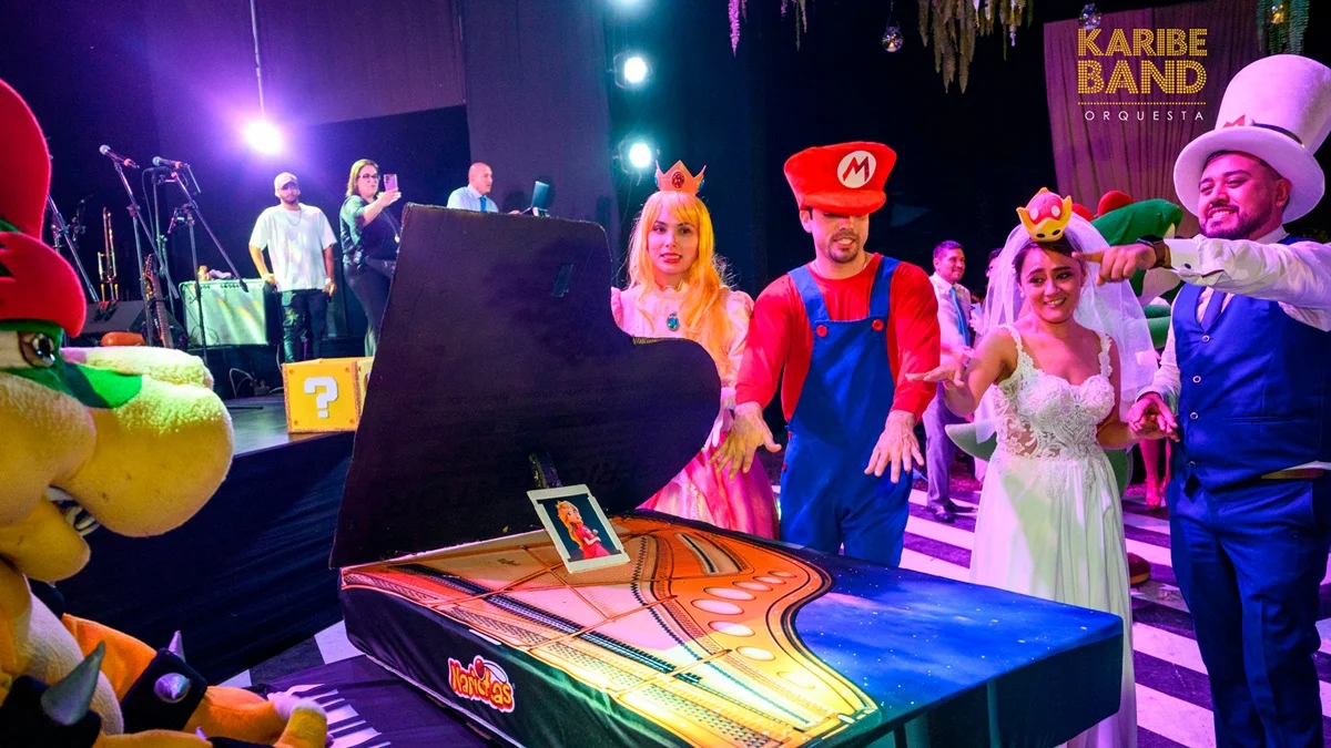 Orquesta en vivo animando boda temática en Lima con novios disfrazados y show interactivo durante la celebración