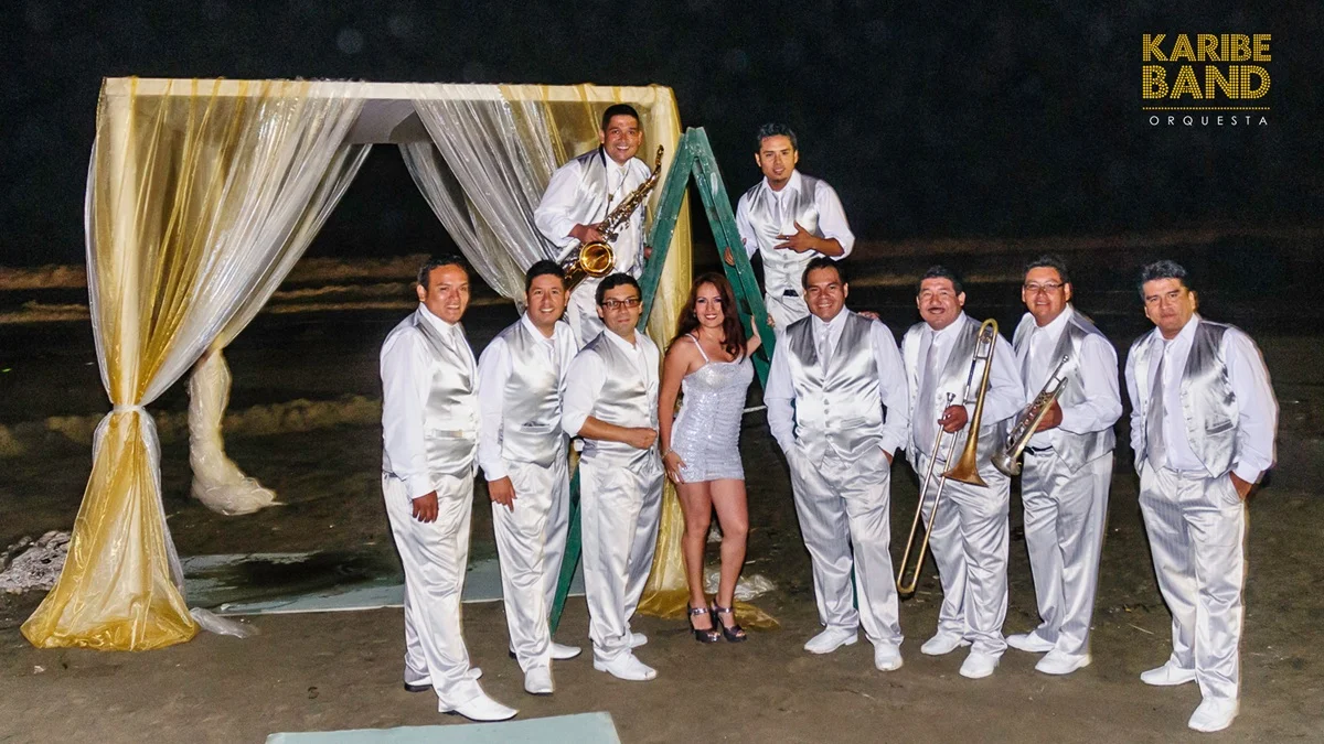Orquesta Karibe Band en boda en la playa en Lima con músicos en vivo y escenario decorado para celebración